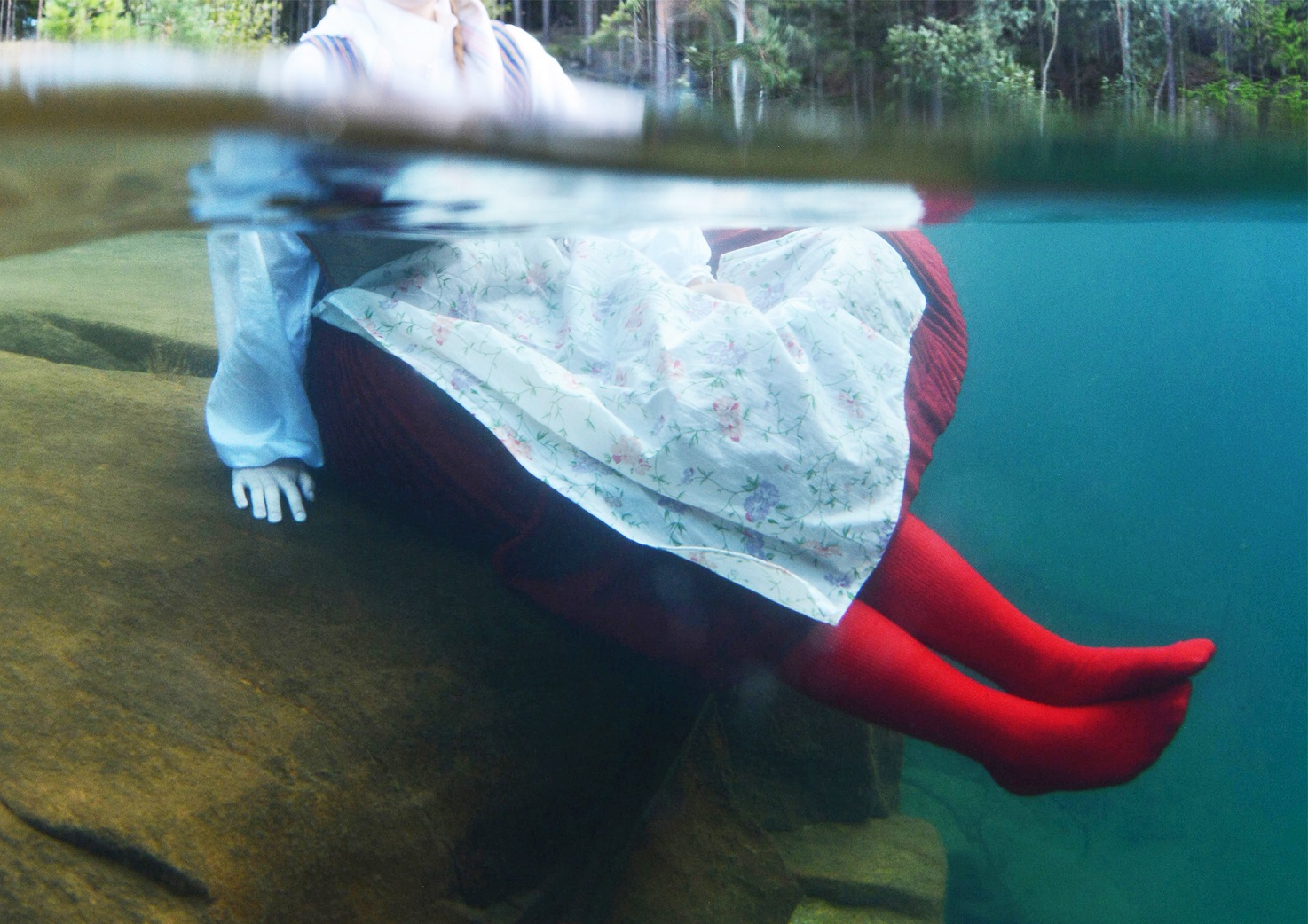 1 Del ur fotoserien Vandringssjön - Kvinna iförd Alfta hembygdsdräkt under vatten. Foto Tobias D